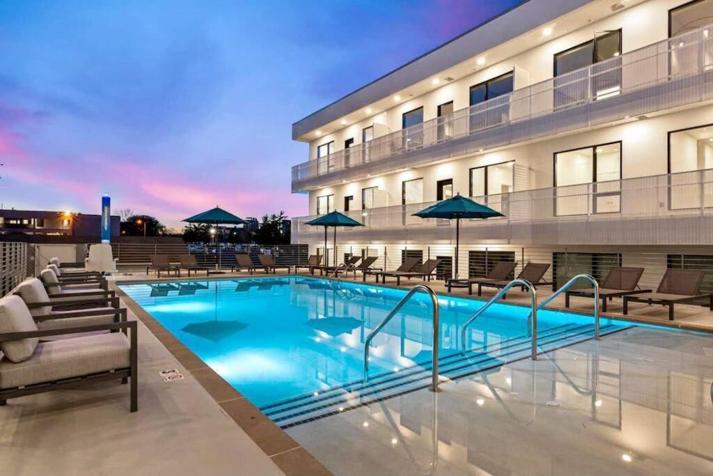 Stylish Downtown Condo W/ Pool & Parking Nashville Buitenkant foto