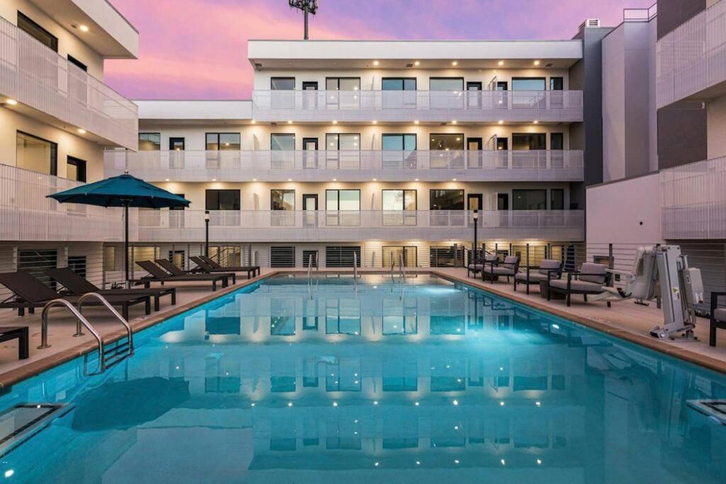 Stylish Downtown Condo W/ Pool & Parking Nashville Buitenkant foto
